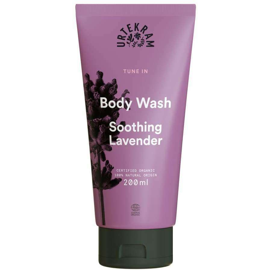 Urtekram Tune In Soothing Lavender Suihkusaippua; violetti Urtekram Body Wash Soothing Lavender -tuubi, 200 ml, etiketissä laventelinkukkakuvitus ja valkoista tekstiä; tuubi lieriömäinen mattapinnalla, läpikuultava läppäkorkki alaosassa; etiketin fontti groteskia; tuote pystyssä vaaleaa, kevyttä taustaa vasten keskitetyssä kuvassa; ei ihmisiä tai käsiä.