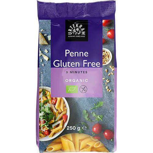 Urtekram Gluteeniton Luomu Penne -pakkaus, 250 g, violetti tausta, "9 minutes", kuvia pastasta, tomaateista, vihreistä ja pinjansiemenistä; suorakulmainen mattapintainen pakkaus, valkoinen groteskiteksti