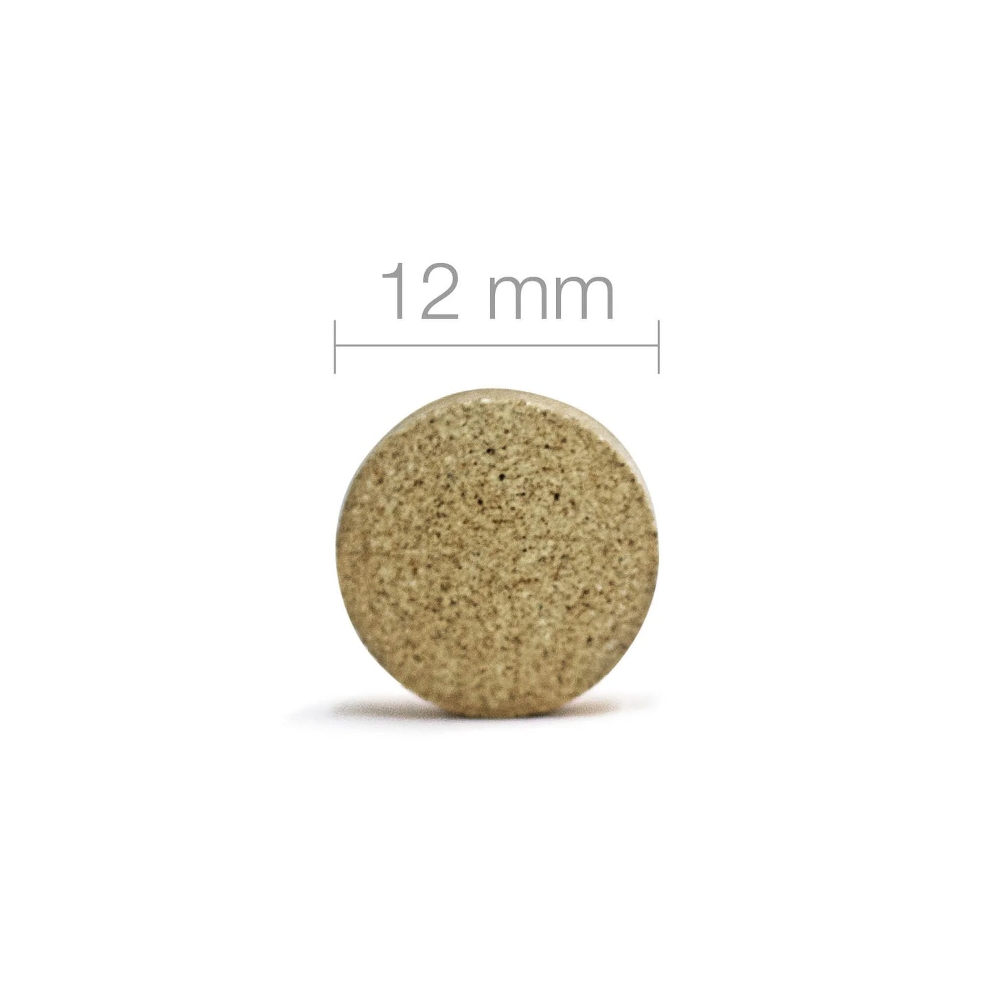 Chello Forte + B6-vitamiini; pyöreä beige tabletti pystyssä, yläpuolella 12 mm:n mittamerkintä osoittamassa halkaisijaa; tabletin pinta sileän mattainen ilman näkyviä merkintöjä tai kohokuvioita; ei pakkausta; valkoinen tausta, lähikuva ilman ihmisiä tai käsiä.
