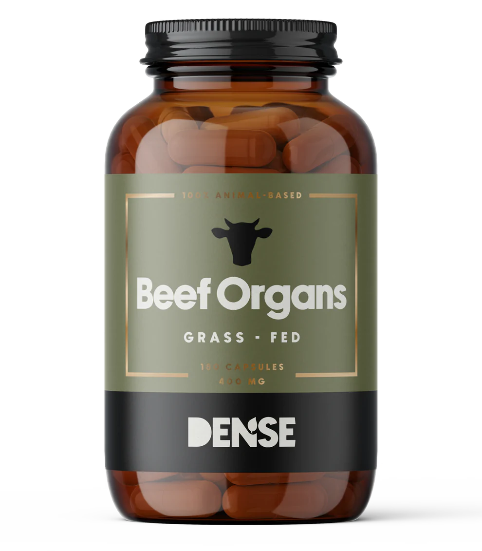 DENSE Härän Sisäelimet; ruskea, mattapintainen ja lieriön muotoinen muovipullo; yksinkertaista groteskitekstiä, musta lehmäkuvake, teksti "Beef Organs Grass-Fed", 180 kapselia à 400 mg, brändinimi Dense alareunassa; valkoinen tausta, kuvattu edestä.