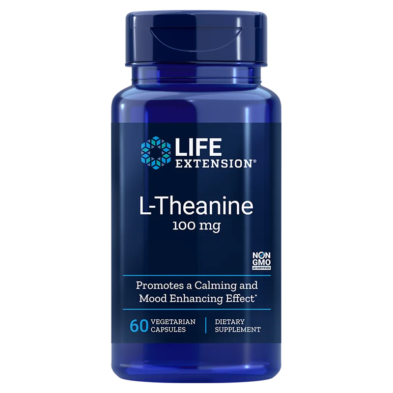 Life Extension L-Theanine; sininen muovipullo kiiltäväpinnalla ja sylinterinmuotoisena; etiketti valkoinen tummansinisin serifi- ja groteskitekstein, luettelee Life Extension L-Theanine 100 mg, 60 kasviskapselia; muita etikettitietoja mainitaan rauhoittavista ja mielialaa kohottavista vaikutuksista, muuntogeenittömyydestä ja stressin lievityksestä; ei ihmisiä tai käsiä kuvassa, tausta pelkistetyn valkoinen.