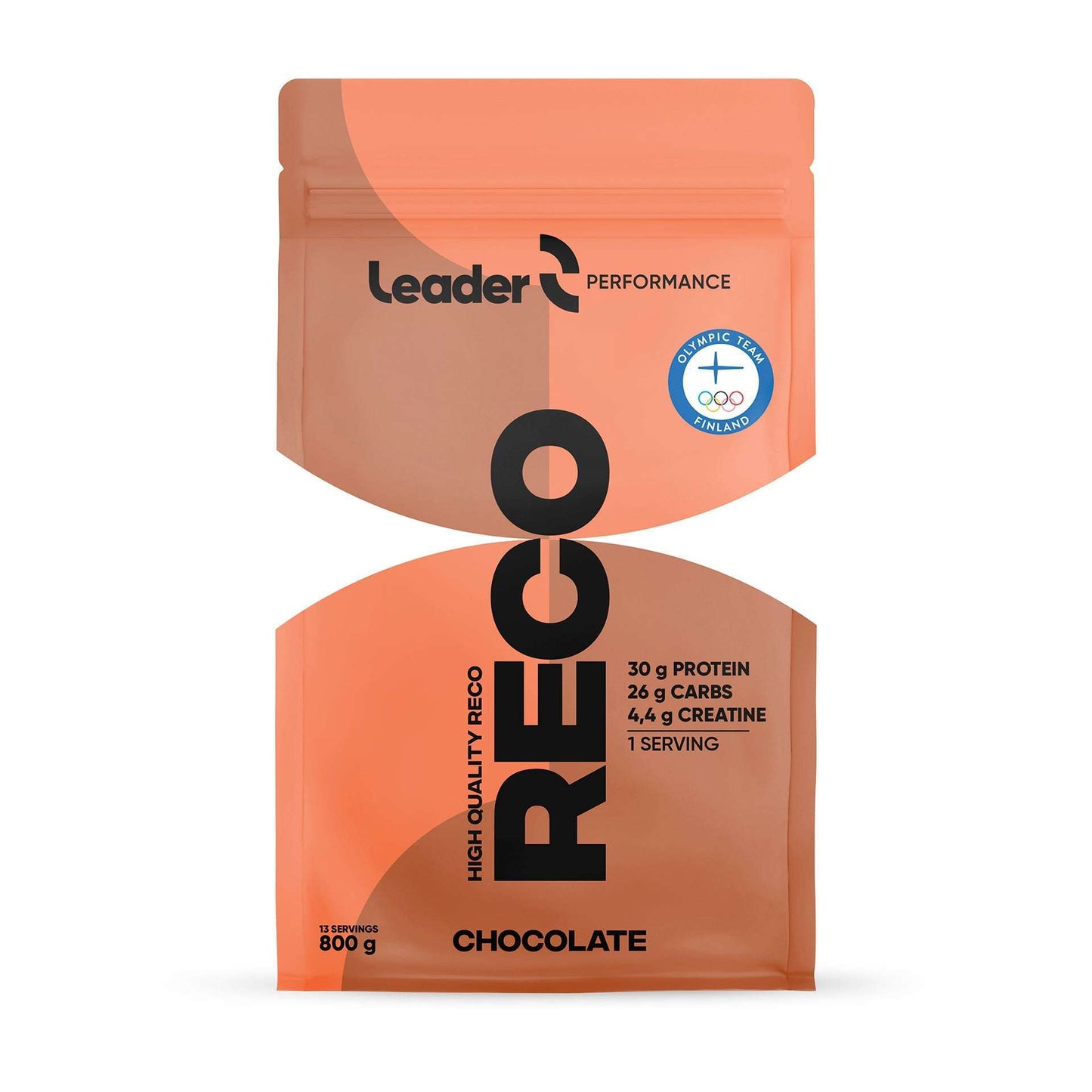 Leader Performance Reco Suklaa; oranssi pussi pystyssä mattapintaisena ja joustavana suorakulmaisena; ravintotiedot 30 g proteiinia, 26 g hiilihydraatteja ja 4,4 g kreatiinia annosta kohden; pakkauksessa Olympic Team Finland -logo; lihavoitu valkoinen ja ruskea groteskiteksti; neutraali tausta, ei ihmisiä tai käsiä kuvassa.
