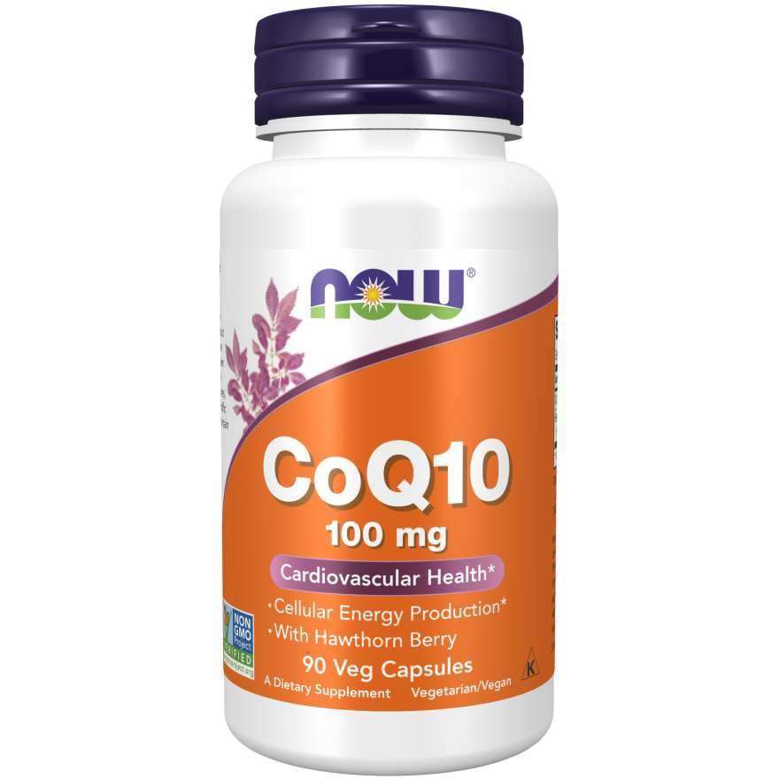 Now Foods CoQ10 100 mg ravintolisä, 90 kasvikapselia sydän- ja verisuoniterveydelle, sisältää orapihlajauutetta; pullo valkoista muovia violetilla kierrekorkilla, kiiltäväpintainen ja sylinterinmuotoinen; etiketti oranssin, sinisen ja valkoisen värinen lihavoidulla groteskikirjasimella; kaikki teksti näkyy etuetiketissä; valkoinen studiotausta ilman ihmisiä tai muita esineitä.