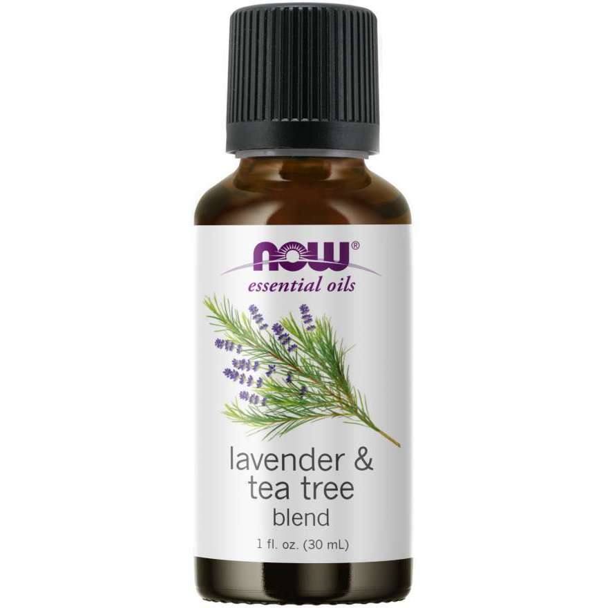 Now Foods Laventeli & Teepuu Eteerinen öljy, 30 ml; ruskea pullo kierrekorkilla, kyljessä tuoreen laventelin ja teepuun oksien kuvitus; pullo sylinterinmuotoinen, läpinäkymätöntä ruskeaa lasia, kiiltäväpintainen; etiketin teksti pääosin groteskikirjasimella violetin ja vihreän sävyissä; valkoinen tausta, kuvattu pelkkänä tuotteena ilman ihmisiä tai muita esineitä.