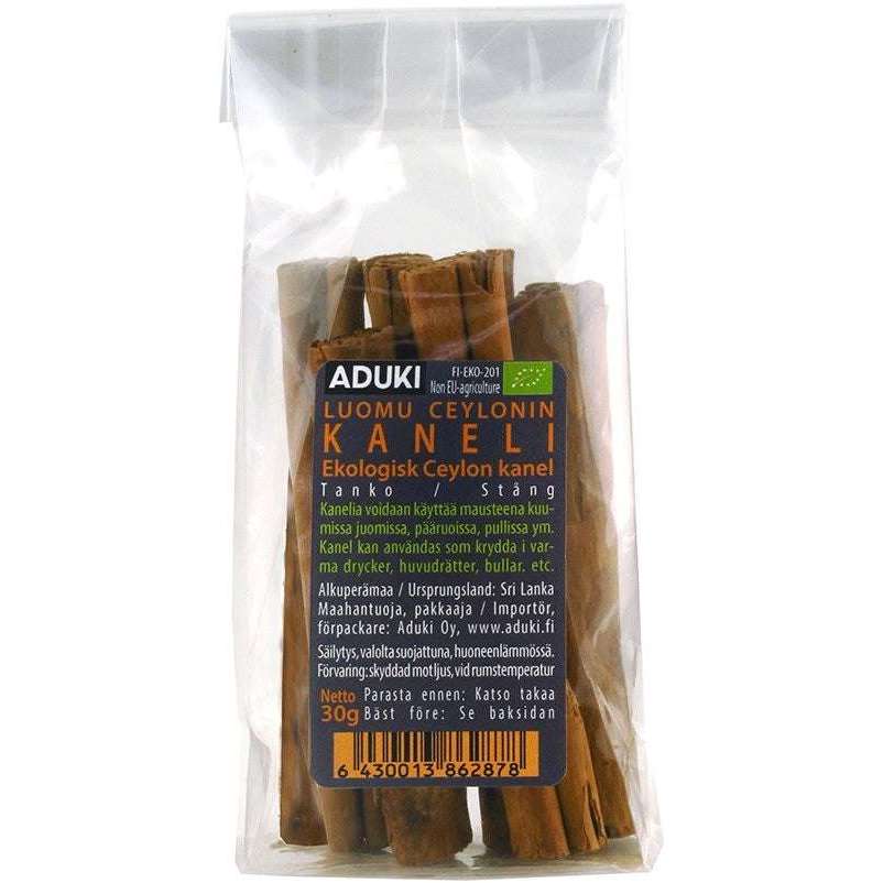 Aduki Luomu Ceylon Kanelitanko, 30 g; kirkas muovipussi sisältää useita kanelitankoja, etiketissä teksti suomeksi ja ruotsiksi sekä viivakoodi alareunassa; kanelitangot pitkiä ja ruskeita mattapintaisin tekstuurein; suorakulmainen valkoinen etiketti mustalla groteskitekstillä kahdessa palstassa; valkoinen tausta, ei ihmisiä tai käsiä kuvassa.