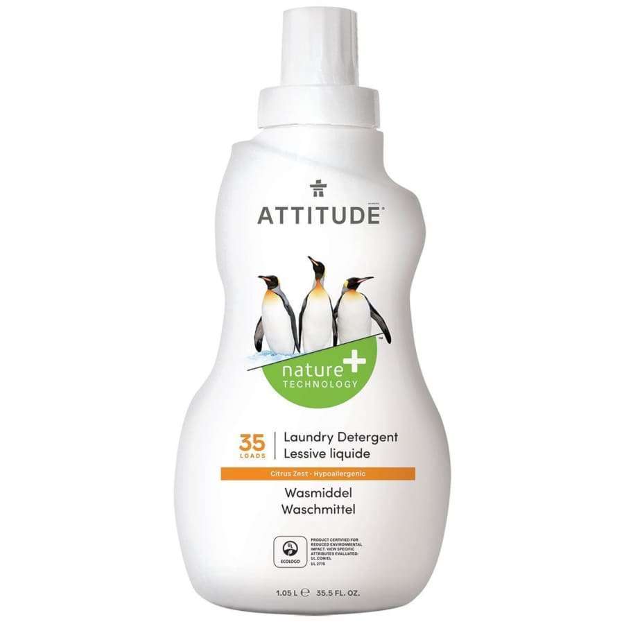 Attitude Pyykinpesuaine Citrus Zest -pullo, valkoinen mattamuovi, kolme pingviinikuvitusta, kahva; "35 loads", "Citrus Zest", "Hypoallergenic", vihreä nature+ technology -logo