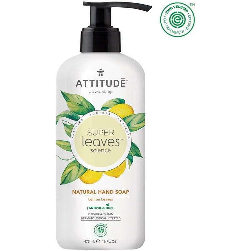 ATTITUDE Super Leaves Science Natural Hand Soap, Lemon Leaves -käsisaippua, pumppupullo; etiketissä sitruuna- ja lehtikuvituksia sekä EWG Verified -logo oikeassa yläkulmassa; pullo lieriömäinen, valkoinen tai vaaleasävyinen mattapinta yhteensopivalla pumpulla; painettu teksti selkeää ja groteskifonttia; vaalea tausta, ei ihmisiä; tuote kuvattu edestäpäin.