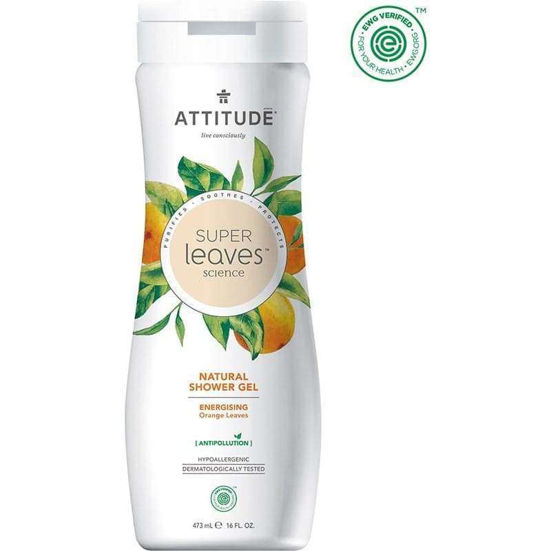 Attitude Super Leaves Suihkugeeli Energizing; valkoinen muovipullo mattapinnalla, etiketissä oranssi lehtigrafiikka ja groteskitekstiä; luettavissa "energizing orange leaves", "anti-pollution", "hypoallergenic", "473 mL (16 fl. oz.)"; tuotenimi ja väittämät näkyvissä etuosassa; ei ihmisiä tai käsiä; vaalea tausta, tuote keskitetty kuvaan.