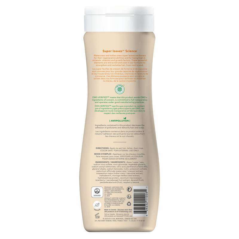 Attitude Super Leaves Tuuheuttava Shampoo; beige muovipullo valkoisella muovikorkilla, suorakulmainen pyöristetyin reunoin, mattapintainen, kuvattu takaapäin; teksti painettu suoraan pulloon vihreällä, mustalla ja oranssilla värillä, sisältää tuotetiedot, käyttöohjeet, sertifioinnit, ainesosaluettelon ja kaksi viivakoodia englanniksi ja ranskaksi; ei ihmisiä tai käsiä, kuvattu silmän tasolta vaalealla taustalla.