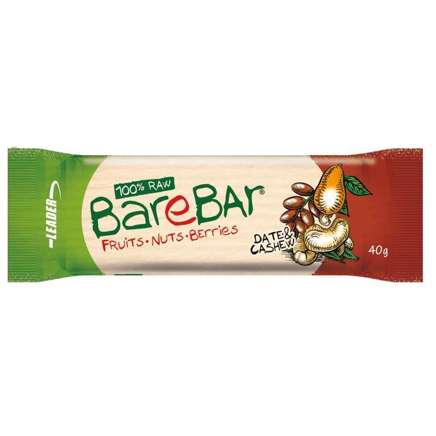BareBar Taateli-Cashewpatukka; suorakaiteen muotoinen, joustava pakkaus, jossa mattapintaiset vihreät ja punaiset osiot; etiketissä lukee "100% raw" sekä "Fruits, Nuts, Berries, Date & Cashew" lihavoidulla groteskityypillä; kuvituksessa taateleita, cashewpähkinöitä ja marjoja; ei ihmisiä; tuote kuvattu yksin vaalealla taustalla.