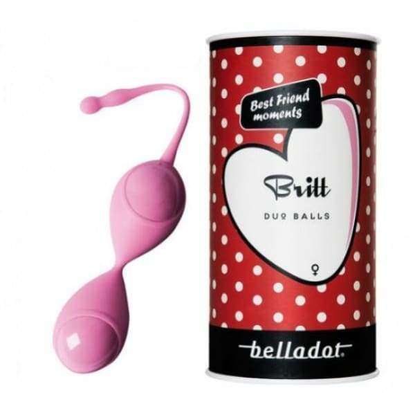 Belladot Britt Duoballs Lantionpohjakuulat; pari vaaleanpunaisia kaksoiskuulia vetonarulla, punavalkoisen pilkullisen sylinterimäisen säilytysrasian vieressä, jossa lukee "Britt Duoballs by Belladot"; kuulat sileitä ja pyöreitä mattapinnalla, yhdistetty lyhyellä narulla; pakkauksessa lihavoitua tekstausvapaata tekstiä; molemmat esineet valkoisella taustalla suoraviivaisessa tuotekuvassa.