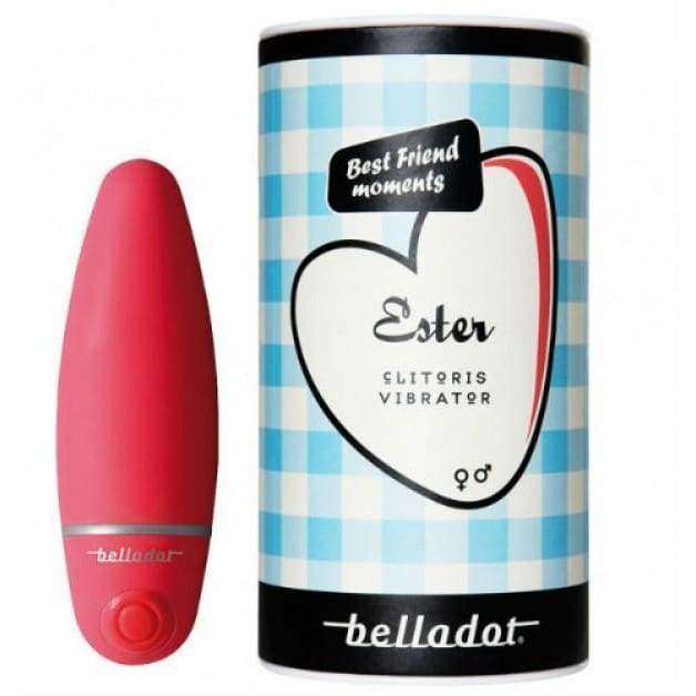 Belladot Ester Klitoris Vibraattori; punainen klitorisvibraattori sileällä mattapinnalla pystyssä sinivalkoisen ruutukuvioidun sylinterimäisen pakkauksen vieressä; pakkauksessa eri fonttityyleillä sanat "Ester", "Best Friend moments" ja "belladot"; tausta valkoinen, ei ihmisiä tai käsiä näkyvissä; kuva otettu edestä.