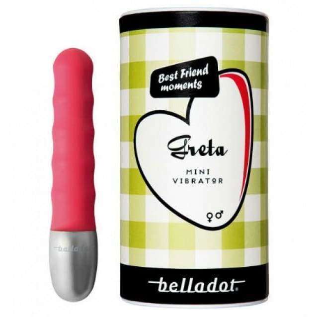 Belladot Greta Mini Vibraattori; vaaleanpunainen minivibraattori hopeanvärisellä pohjalla, sylinterimäisen pakkauksen vieressä, jossa lukee "Greta Mini Vibrator by Belladot" sekä sydänkuvio ja teksti "Best Friend moments"; vibraattorin pinta sileä ja mattapintainen, muoto pyöristetty; pakkauksessa tekstausvapaata typografiaa valkoisella pohjalla sinisin korostuksin; molemmat esineet vaalealla taustalla, ei ihmisiä tai käsiä näkyvissä.