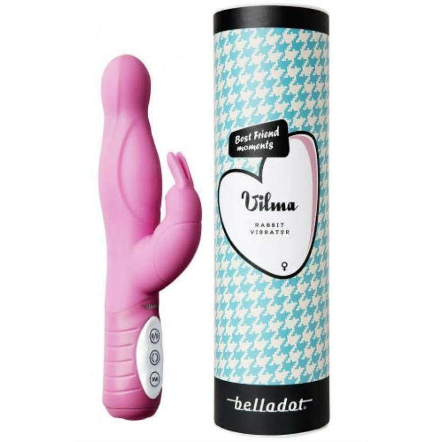 Belladot Vilma Pyörivä Kanivibraattori Dildo; vaaleanpunainen silikonivibraattori kahdella säätöpainikkeella ja mattapinnalla, kuvattu sylinterimäisen pakkauksen vieressä; pakkauksessa sininen ja valkoinen pepitakuvio sekä selkeällä fontilla teksti "Vilma Rabbit Vibrator by Belladot"; molemmat esineet vaalealla yksivärisellä taustalla tuotekuvassa.