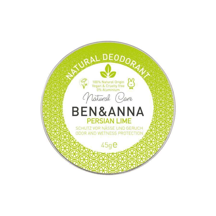 Ben & Anna Voidedeodorantti Persian Lime; pyöreä pahvipakkaus tekstillä "BEN & ANNA Persian Lime Natural Deodorant", 45 g; mattapinta vihreällä sitruskuvioinnilla; pakkaus lieriömäinen ja pystyssä; luettavissa vegaani, eläinkokeeton, 100-prosenttisen luonnollinen alkuperä, 0-prosenttinen alumiinipitoisuus, hajun- ja kosteudentorjunta englanniksi ja saksaksi; ei ihmisiä tai käsiä; vaalea tausta; raikas limetin tuoksu.
