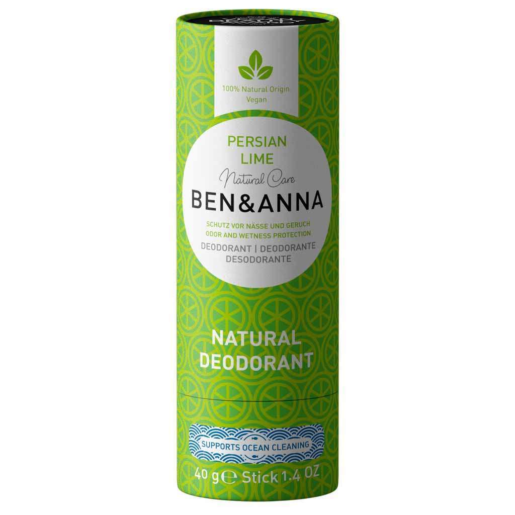 Ben & Anna Deodorantti Persian Lime; vihreä, lieriön muotoinen ja mattapintainen deodoranttipuikko tummanvihreällä pohjalla, valkoista ja limenvihreää lihavoitua groteskitekstiä; merkinnät vegaaninen, 100 % luonnonperäinen, 40 g, tukee valtamerten puhdistusta.