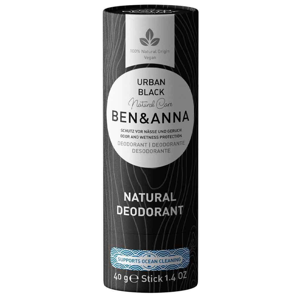 Ben & Anna Deodorantti Urban Black; musta, lieriön muotoinen ja mattapintainen deodoranttipuikko aktiivihiilellä, sinisin yksityiskohdin pohjassa; valkoista groteskitekstiä eri kokoisin fontein; merkinnät vegaaninen, 100 % luonnonperäinen, paino 40 g.