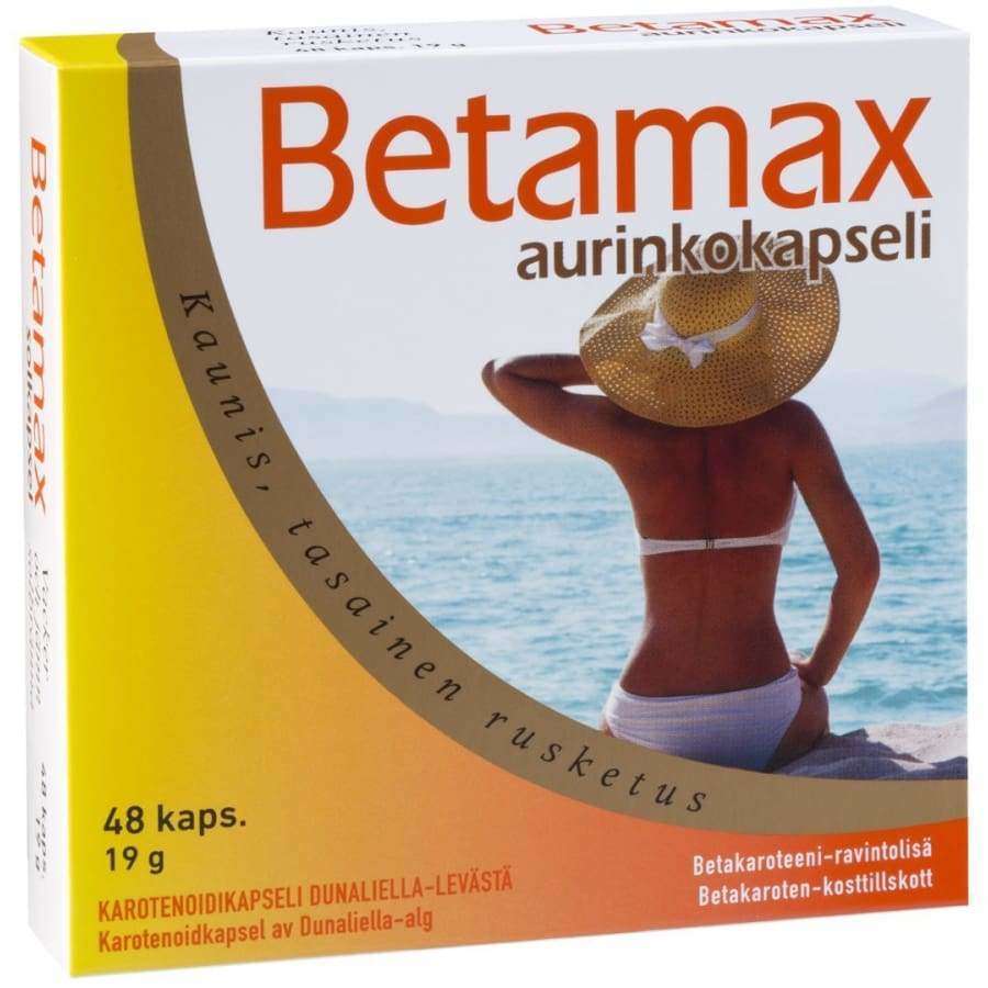 Betamax Aurinkokapseli -pakkaus, jossa nainen aurinkohatussa istumassa rannalla; pakkaus suorakulmainen keltaisin ja valkoisin paneelein; pinnan viimeistely mattamainen; tekstausvapaata typografiaa pakkauksessa lyhyellä tekstillä, joka kuvaa tuotetta beetakaroteenilisänä auringonruskean sävyn korostamiseksi; ei muuta rekvisiittaa tai taustaa näkyvissä; vain tuote kuvassa.