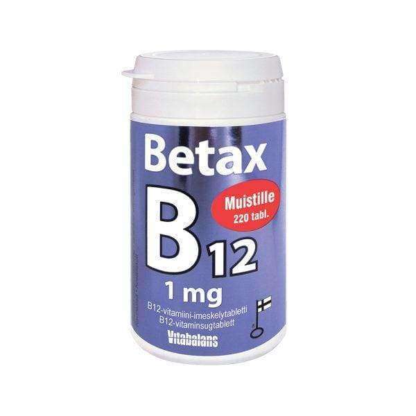 Betax B12 -pullo, valkoinen muovipullo mattapinnalla ja sylinterimäisellä muodolla; etiketissä lukee "Betax B12 1 mg" suomenkielisin tiedoin, sisältää 220 B12-vitamiinitablettia; pieni painettu Suomen lippu etiketissä osoittaa suomalaisen alkuperän; tekstausvapaata fonttia pääteksteissä; tausta yksinkertainen ja vaalea, ei ihmisiä tai käsiä näkyvissä.