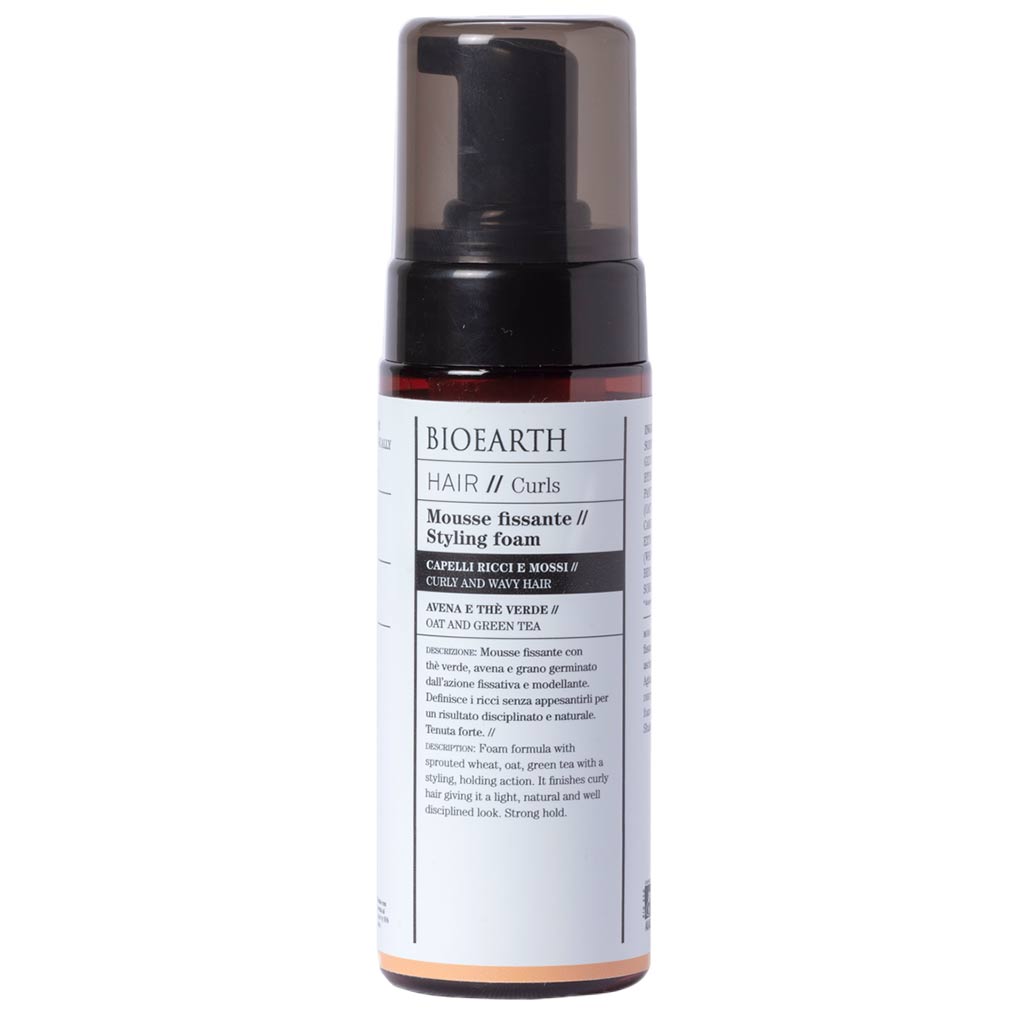 Bioearth HAIR 2.0 Muotovaahto kiharille hiuksille; lieriön muotoinen pullo suorin kyljin, musta muovinen pumppuannostelija; mattapintainen valkoinen etiketti ympäri pulloa, minimalistinen groteskiteksti englanniksi ja italiaksi kihartuvasta muotoiluvaahdosta selkeille kiharoille; ei ihmisiä; neutraali tausta.