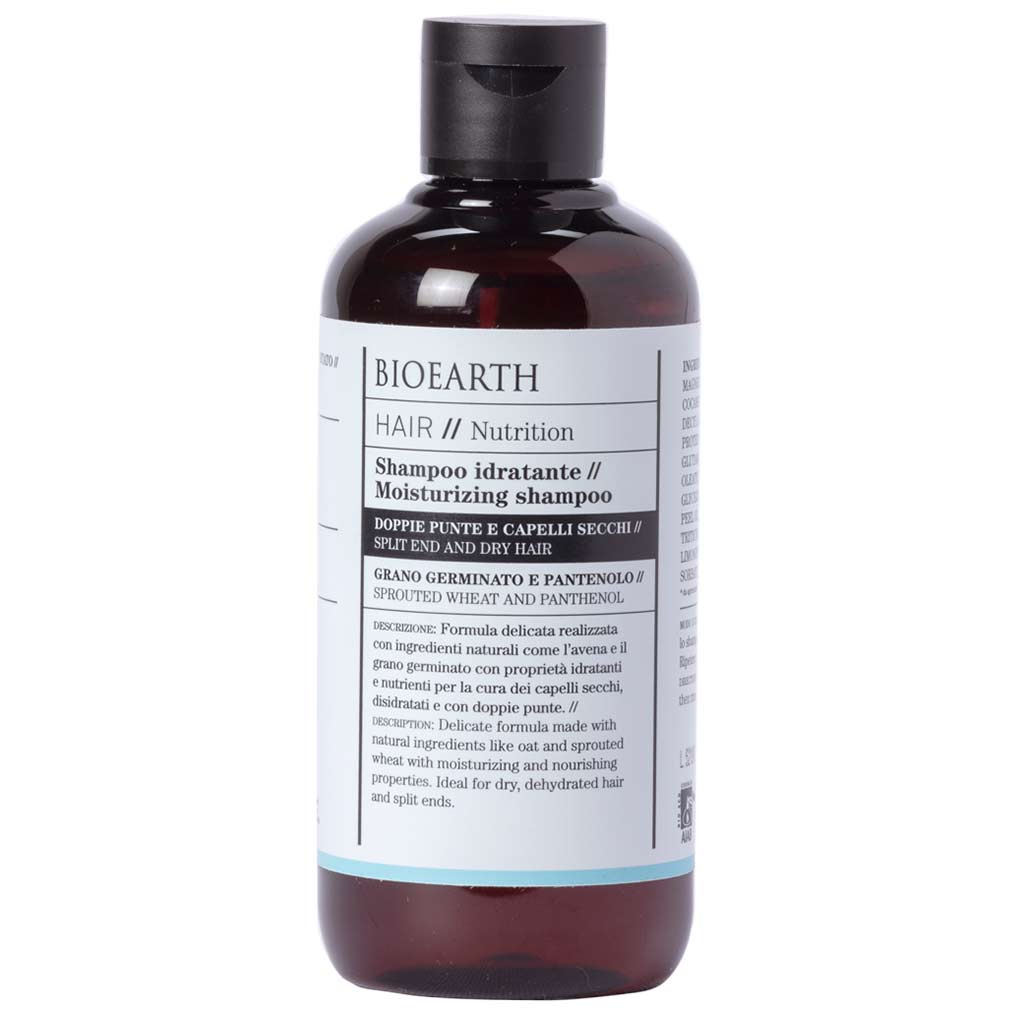 Bioearth HAIR 2.0 Shampoo kuiville hiuksille; ruskea, lieriön muotoinen muovipullo mustalla kierrekorkilla ja mattapintaisella suorakulmaisella etiketillä; mustaa ja kultaista groteskitekstiä haaraantuneiden latvojen korjaamisesta, kuivan hiuksen hoidosta ja ravitsevista ainesosista; valkoinen tausta.