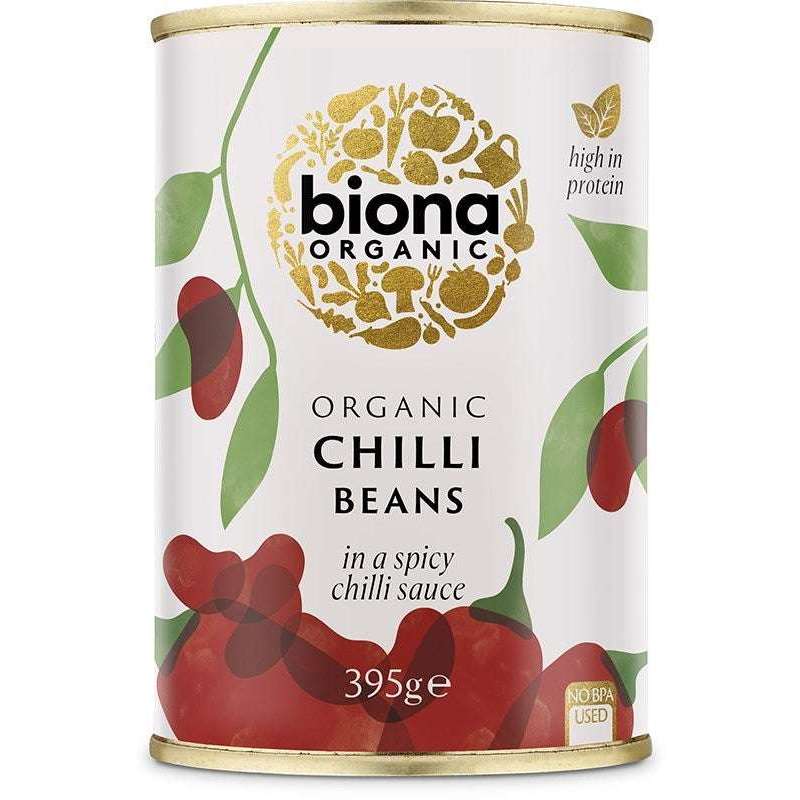 Biona Organic Chilli Beans tulisessa chilikastikkeessa, 395 g; metallitölkki mattapintaisella etiketillä, jossa kuvitettuja punaisia chilejä; Biona-brändilogo valkoisella serif-fontilla; painettu teksti korostaa runsasta proteiinipitoisuutta ja BPA-vapautta; tuote kuvattu yksin vaalealla taustalla, ei ihmisiä tai käsiä.