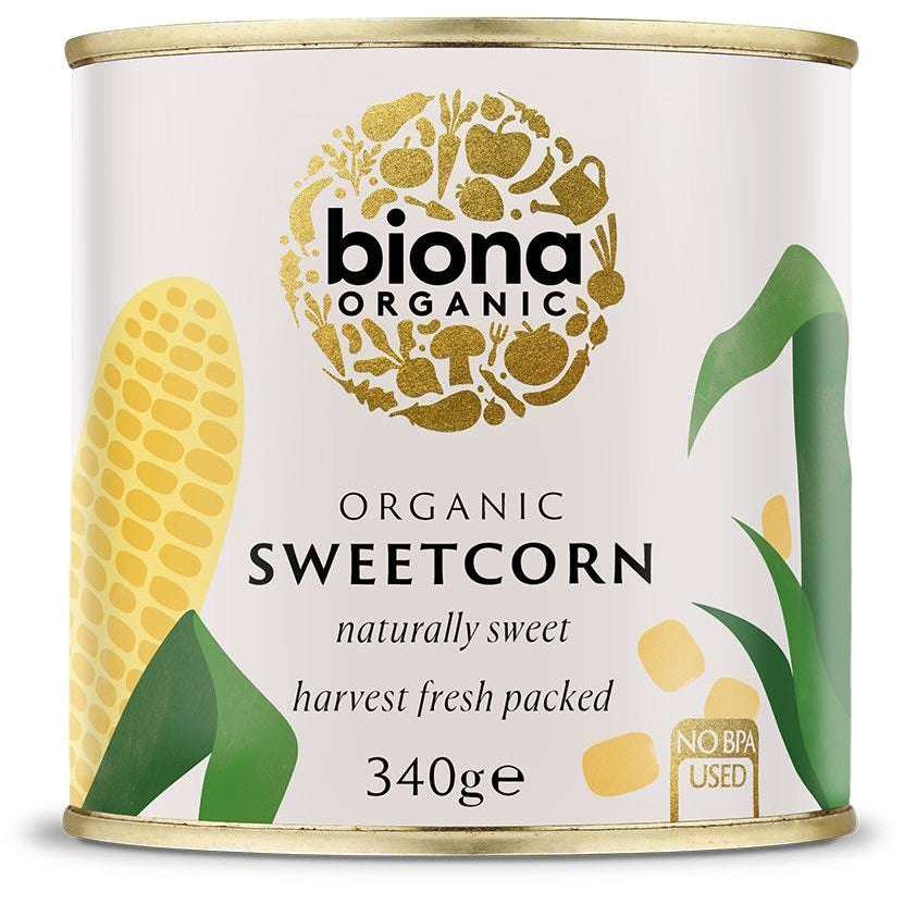 Biona Organic Sweetcorn -tölkki, 340 g; maissikuvituksia ja teksti "naturally sweet, harvest fresh packed", luomuainesosat, BPA-vapaus; lieriömäinen tölkki mattapaperietiketillä mustissa ja keltaisissa sävyissä; groteskityyppiä tuotetiedoille; vaalea tausta, ei ihmisiä tai käsiä; tavanomainen studiotuotekuva.