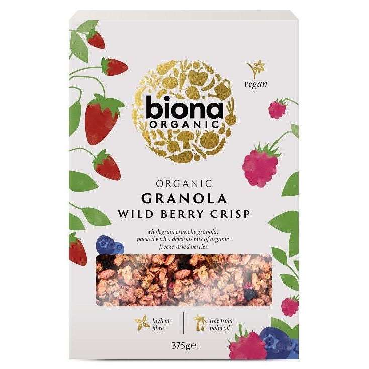 Rasia Biona Organic Granola Wild Berry Crisp -mysliä, kuvituksena marjoja, vegaani- ja kuitukuvakkeita sekä ikkuna joka paljastaa rapean myslisekoituksen sisällä. Suorakulmainen rasia on mattapinnalla tummin taustavärein, tuotenimi näkyvästi lihavoidulla valkoisella fontilla. 375 g:n pakkauksessa on merkinnät 'luomu', 'vegaani' ja 'runsaskuituinen'. Ihmisiä tai käsiä ei näy, yleinen studioympäristö.
