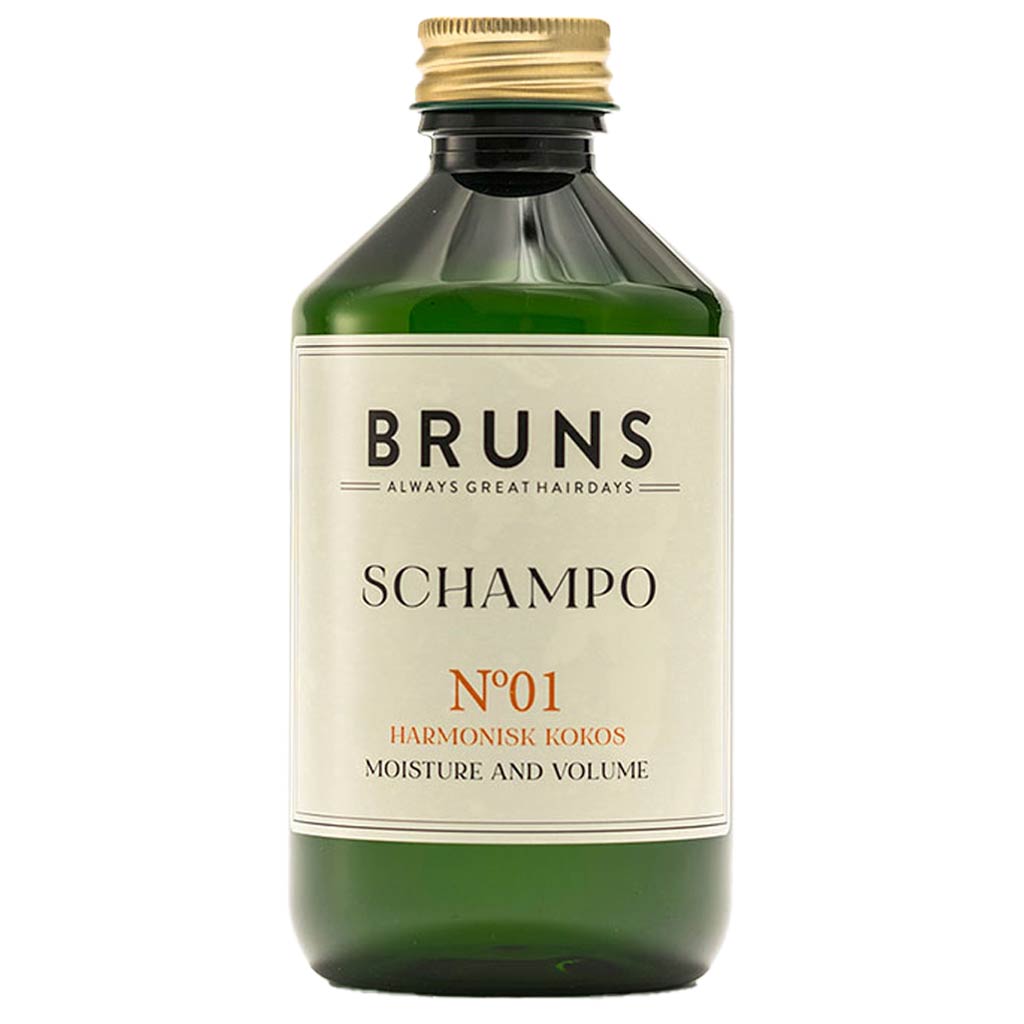 BRUNS Products Nº01 Harmonius Coconut Shampoo; vihreä pullo tekstillä "BRUNS Schampo No. 01", rikastettu Harmonisk Kokos -ainesosalla kosteuteen ja tuuheuteen, kultainen korkki ja valkoinen etiketti mustin ja oransein tekstein; pullo lieriömäinen kiiltäväpinnalla; etiketissä lihavoitua groteskitypografiaa selkeästi näyttäen brändin ja tuotenumeron; tausta valkoinen, ei ihmisiä tai lisäesineitä näkyvissä.