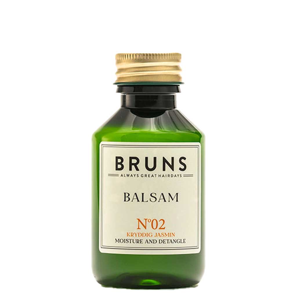 BRUNS Products Nº02 Spicy Jasmine Hoitoaine; vihreä pullo kultaisella korkilla, mattapintainen ja lieriömäinen muoto; painetussa etiketissä groteskia mustaa tekstiä: "BRUNS BALSAM N°02, Moisture, Detangle, Kryddig Jasmin"; ei ihmisiä tai käsiä näkyvissä; tausta neutraali; kuva otettu suoraan edestä silmän tasolta selkeyttä varten tehokkaaseen hiustenhoitoon.