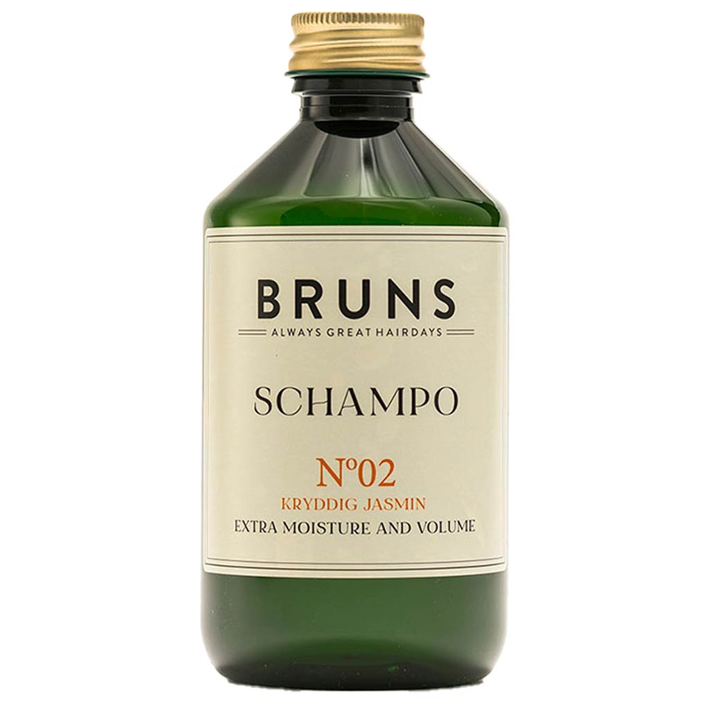 BRUNS Products Nº02 Spicy Jasmine Shampoo; vihreä muovipullo lieriömäisenä, mattapintainen, beige-kultainen korkki, sisältää "Bruns Schampo No. 02"; etiketissä teksti "Kryddig Jasmin", "extra moisture and volume" groteskifontilla; ei ihmisiä tai käsiä; tuote kuvattu neutraalia taustaa vasten suoraviivaisessa etukuvassa.
