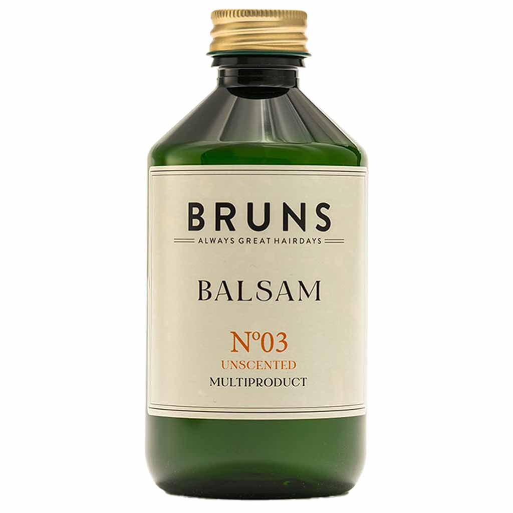 BRUNS Products Nº03 Hajusteeton Hoitoaine; vihreä lieriömäinen pullo metallisenkultaisella kierrekorkilla; mattapinta, suorakulmainen valkoinen etiketti etuosassa; tekstissä lukee "BRUNS BALSAM N°03 UNSCENTED MULTIPRODUCT multiproduct" lihavoiduin, groteskein mustin kirjaimin; tausta yhtenäisen valkoinen tasaisessa valaistuksessa; ei ihmisiä tai käsiä kuvassa.