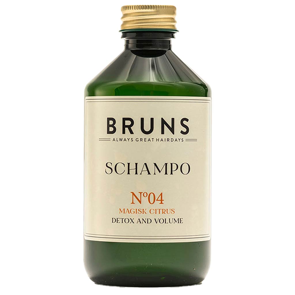 BRUNS Products Nº04 Magic Citrus Shampoo; vihreä lieriömäinen muovipullo heijastavalla kultaisella korkilla, mattapinta ja valkoinen lohkoetiketti; etiketissä lihavoitua mustaa tekstiä "BRUNS SCHAMPO N°04 MAGISK CITRUS DETOX AND VOLUME"; tuote pystyssä yhtenäistä valkoista taustaa vasten; ei ihmisiä tai muita esineitä kuvassa.