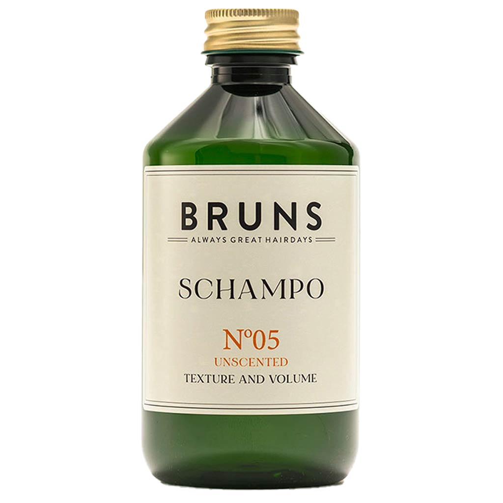 BRUNS Products Nº05 Hajusteeton Detox Shampoo; vihreä pullo tekstillä "Bruns Schampo No 05 Unscented", suunniteltu tuomaan tekstuuria ja tuuheutta, kultainen korkki ja valkoinen etiketti; muovipullo lieriömäinen sileällä mattapinnalla; mustaa groteskitekstiä etuetiketissä, luettavissa "No 05", tuotenimi ja keskeiset tiedot; tausta valkoinen tasaisessa valaistuksessa; ei ihmisiä tai käsiä kuvassa.