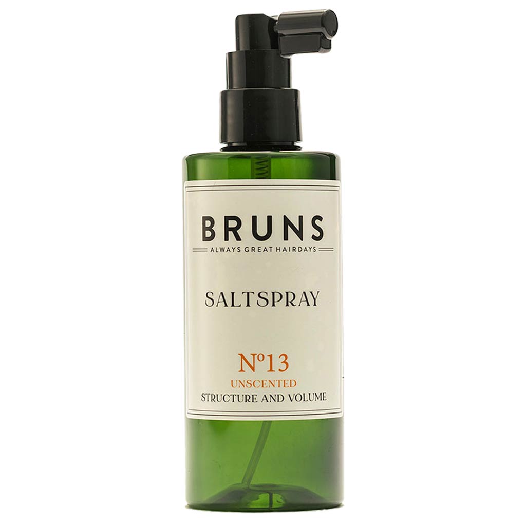 BRUNS Products Nº13 Hajusteeton Suolasuihke; vihreä sylinterinmuotoinen muovipullo mattapintaisena, musta suihkupumppu; etiketissä valkoinen suorakulmainen tarra mustalla groteskitekstillä "Unscented" ja "Structure and Volume", lisäksi pienempää tekstiä kevyestä rakenteesta; neutraali tausta, ei ihmisiä tai käsiä; lähikuva tuotteesta.