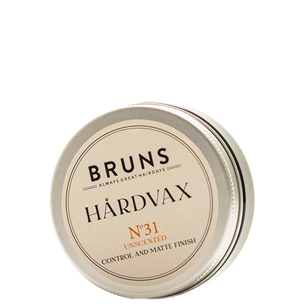 BRUNS Products Nº30 Blackpepper Hiusvaha; pyöreä metallipurkki beigellä etiketillä, teksti "BRUNS HÅRDVAX No 31 UNSCENTED, Control and Matte Finish"; kansi hieman auki paljastaen mattapintaisen sisällön; purkki harjatusta metallista; etiketissä musta lihavoitu groteski- ja antiikvakirjasin; neutraali tausta tasaisessa valaistuksessa, ei ihmisiä tai käsiä.