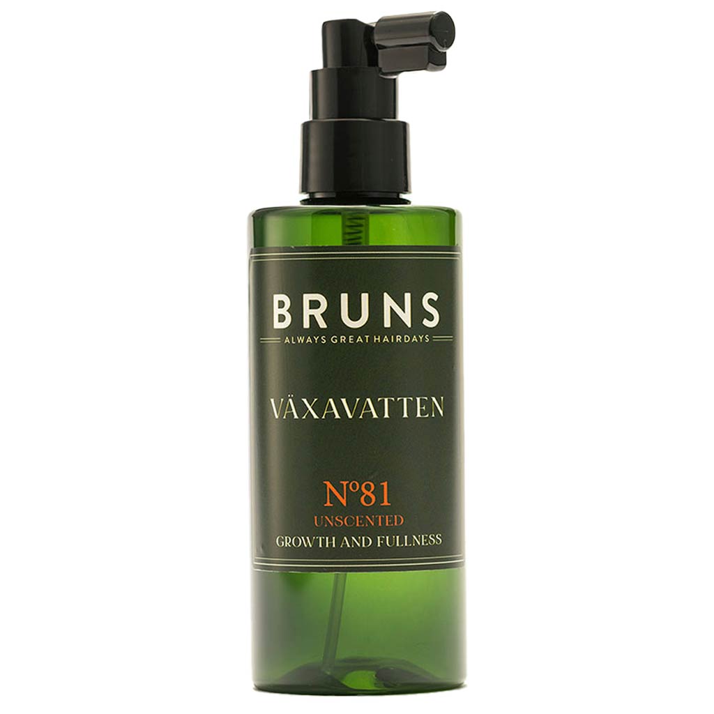 BRUNS Products Nº81 VÄXAVATTEN Hajusteeton hiusvesi; vihreä pullo hajusteettomalle hiusvedelle, jonka tarkoitus on edistää hiusten kasvua ja tuuheutta, mustalla pumppukorkilla; lieriön muotoinen ja mattapintainen, läpinäkymätön musta muovisuihkesuutin; lihavoitu groteskiteksti brändinimestä ja tuotetiedoista mustana valkoisella pohjalla; neutraali tausta, tuote keskitetty, ei ihmisiä tai käsiä.