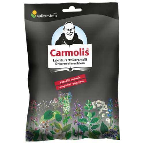 Carmolis Lakritsi Yrttikaramelli; pussi, jossa kuvitus yrteistä ja kukista alaosassa sekä miehen muotokuva Carmolis-brändinimen yläpuolella; suorakulmainen, kiiltäväpintainen muovipakkaus, pääosin valkoinen sinisin ja vihrein korostuksin; lihavoitu groteskifontti brändinimelle; tuotetyyppi "licorice herbal candies" ja muu teksti muotokuvan alla; ei ihmisiä, käsiä tai toimintaa; vaalea tausta, keskitetty tuotekuva.