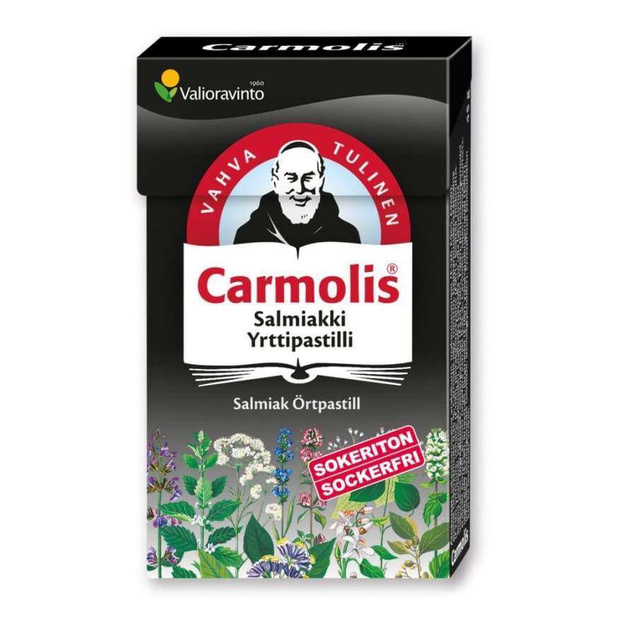 Carmolis Salmiakki Yrttipastilli; hymyilevä iäkäs mies, värikkäitä kukkia alaosassa, suomenkielistä tekstiä sokerittomasta salmiakista; suorakulmainen pakkaus mattapinnalla, lihavoitua mustavalkoista groteskitekstiä tuotenimelle, pienempiä punavalkoisia lisätietoja; vaalea tausta, ei käsiä tai rekvisiittaa.