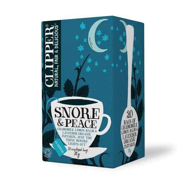 Clipper Snore & Peace -tee kamomillalla, sitruunamelissalla ja laventelilla; sininen, suorakulmainen pahvirasia mattapinnalla; etusivulla suuri teekuppikuvitus, kuunsirppi ja tähtiä; valkoista ja keltaista serif-fonttia tuotenimelle ja maininnalle "20 bags organic herbal infusion"; ei ihmisiä tai taustaelementtejä; lähikuva tuotteesta.
