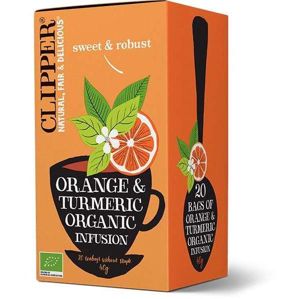 Clipper Luomu Appelsiini & Kurkuma tee; laatikko Clipper Orange & Turmeric Organic Infusion -teetä; pahvilaatikko suorakulmainen ja mattaoranssi tyylitellyllä mustalla kuppikuvituksella etupuolella; ympärillä appelsiiniviipale- ja kurkumajuurikuvituksia; serifi- ja groteskikirjasin valkoisena ja mustana, näkyvissä teksti "20 pussia"; ei ihmisiä tai käsiä, pelkistetty tausta, tavanomainen pakkauskuvakulma.