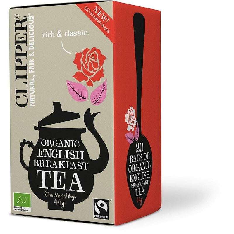Clipper Organic English Breakfast Tea; rasia, jossa teekannu, ruusukuvitus ja merkintä 20 pussista sekä Fairtrade-sertifioinnista; pakkaus kermanvärinen ja punainen mustin siluetein, mattapinta; pääfontti lihavoitu ja groteski; vaalea tausta; suorakulmainen pakkaus terävin reunoin, ei ihmisiä tai käsiä kuvassa.