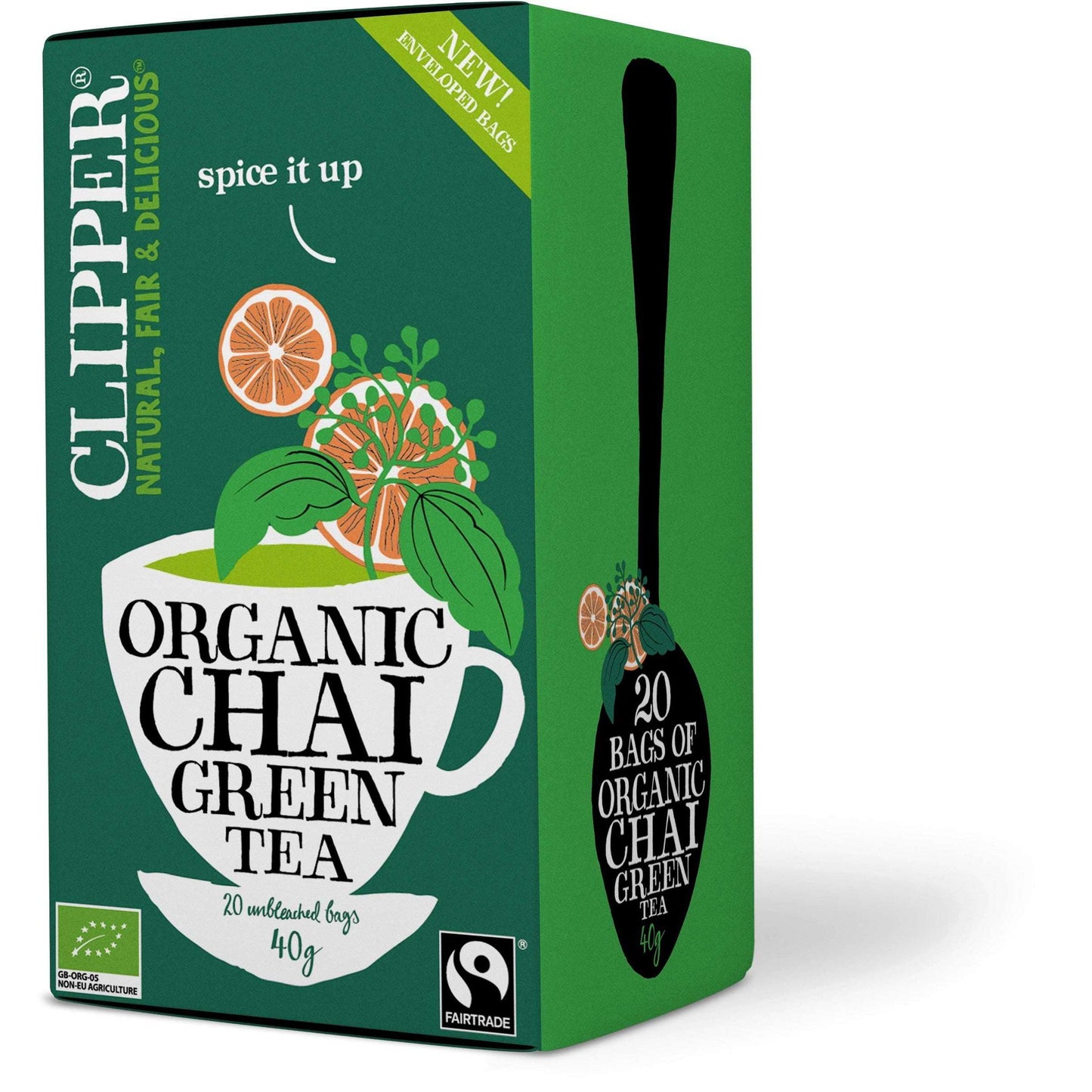 Clipper Organic Chai Green Tea; vihreä rasia, jossa kuvia teekupista, appelsiiniviipaleista ja mausteista; suorakulmainen, mattapintainen pakkaus; lihavoitua groteskitekstiä tuotenimelle ja tiedoille; etusivulla maininta 20 valkaisemattomasta pussista sekä teksti "spice it up"; Fairtrade- ja luomusertifiointilogot näkyvissä; vaalea, hyvin valaistu tausta, ei ihmisiä tai käsiä.