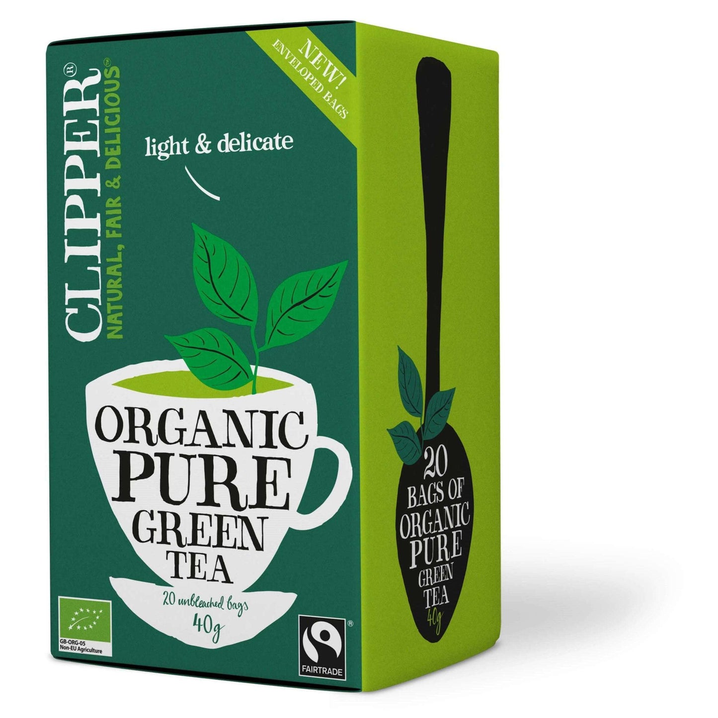 Clipper Organic Pure Green Tea; vihreä rasia, jossa valkoinen teekuppi ja lehtikuvitus; suorakulmainen, mattapintainen pahvipakkaus; serif- ja groteskifonttia, pääosin valkoista tekstiä vihreällä pohjalla; teksti "light & delicate" ja maininta 20 valkaisemattomasta pussista; Fairtrade- ja luomulogot näkyvissä; tuotekuva vaalealla studiotaustalla, ei ihmisiä tai käsiä.