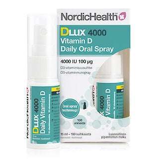 Nordic Health Dlux 4000 D3; pullo ja pakkaus, tekstinä NordicHealth DLux 4000 D-vitamiinin päivittäinen suusuihke; pakkaus sininen ja valkoinen keltaisin tehostein sekä tuotetiedoin; suihkepullo aseteltu pakkauksen eteen; molemmat suorakulmaisia pyöristetyin reunoin ja mattapintaisia; groteskikirjasin, teksti "DLux 4000" lihavoituna; valkoinen tausta, ei ihmisiä tai muita esineitä, studiotuotekuva.