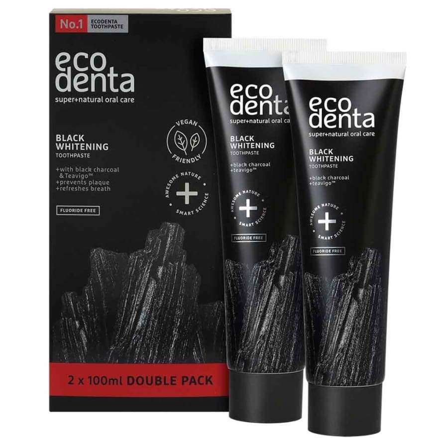 Ecodenta Black Whitening Valkaiseva hammastahna 2-pack; kaksi Ecodenta Black Whitening -hammastahnatuubia aktiivihiilellä, esillä mustan pakkauksen vieressä, joka korostaa vegaanisuutta ja fluorittomuutta sekä aktiivihiiltä, kaksoispakkaus 2 x 100 ml; sekä tuubit että rasia mattamustia valkoisin ja hopeanvärisin lihavoiduin groteskikirjaimin; keskeiset tiedot "vegan", "fluoride-free" ja "activated charcoal" korostettuina; vaalea tausta, ei ihmisiä tai rekvisiittaa; kuva edestä.