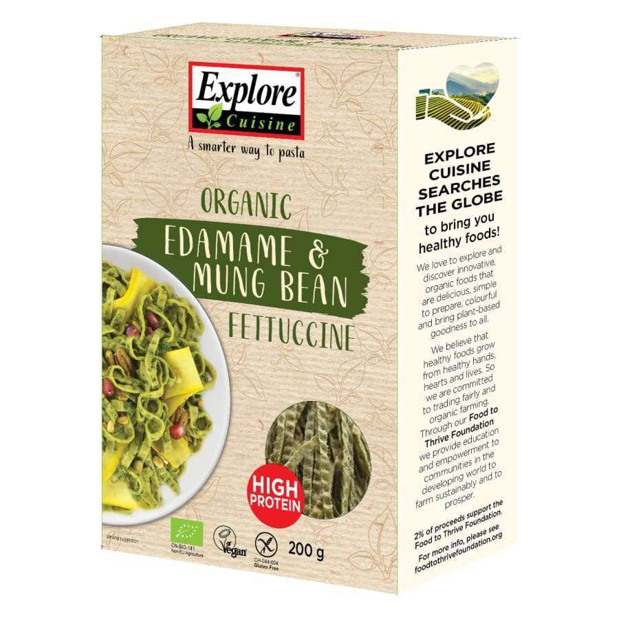 Explore Cuisine Organic Edamame & Mung Bean Fettuccine, luomu, 200 g; suorakulmainen pakkaus mattapinnalla; etusivulla värikuva vihreästä pastasta sekä lihavoitu teksti "high protein"; vegaani- ja gluteenitonmerkit näkyvissä; edamame-ainesosatiedot painettuna selkeästi oikealla puolella; neutraali tausta, ei ihmisiä; suoraan edestä kuvattu tuotekuva.