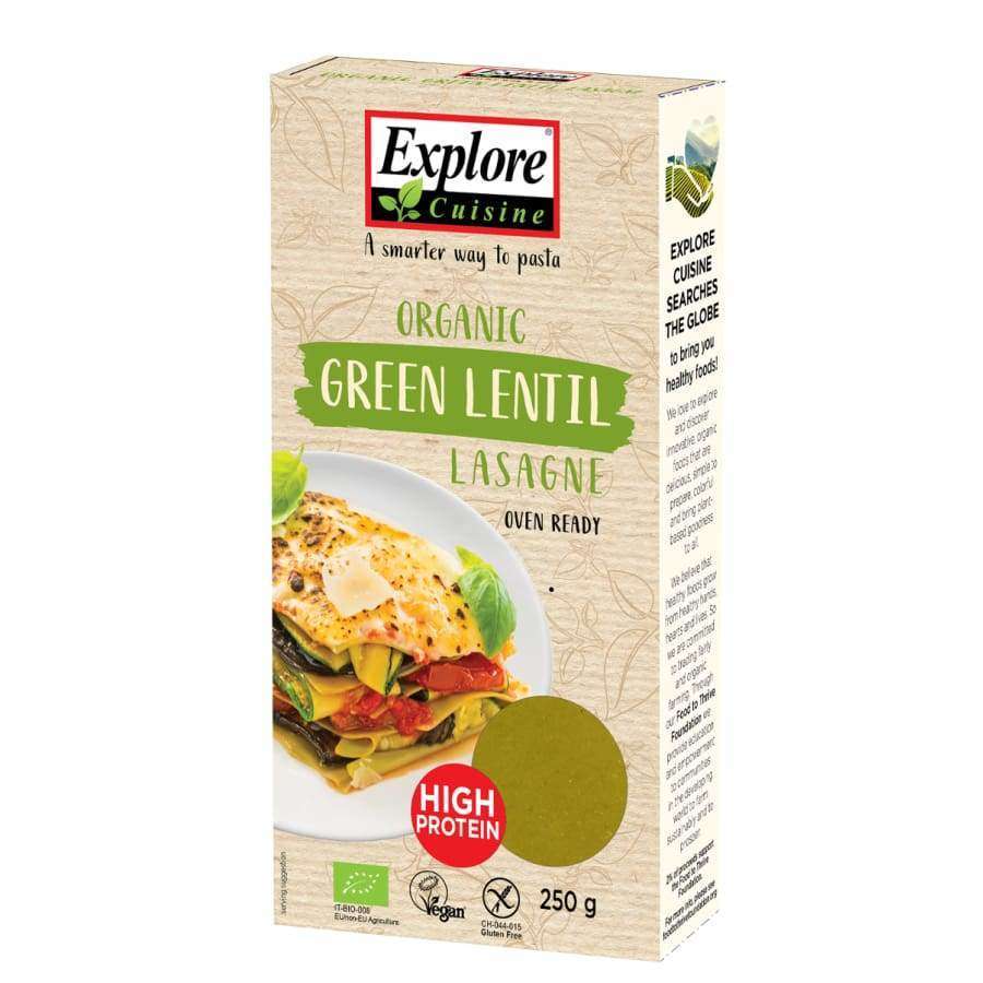 Explore Cuisine Organic Green Lentil Lasagne, luomu, 250 g; runsasproteiininen, uunivalmis, vegaaninen ja gluteeniton; rasia, jossa houkutteleva kuva vihreälinssilasagnesta; suorakulmainen pakkaus mattapinnalla, pääosin vihreä ja punainen; groteskityyppiä tuotenimelle ja väittämille; vaalea tausta, ei ihmisiä tai käsiä.