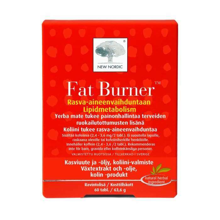 Fat Burner -pakkaus, punainen suorakulmainen New Nordic-ravintolisä mattapinnalla; teksti selkeästi painettuna suomeksi, ruotsiksi ja englanniksi rasva-aineenvaihdunnasta ja painonhallinnasta; etiketissä ilmoitettu 60 tablettia; valkoinen luonnollinen yrttiraaka-ainelogo laatikon oikeassa alakulmassa; ei ihmisiä tai käsiä näkyvissä; tuote kuvattu suoraviivaisessa studiokuvassa yksinkertaista taustaa vasten.