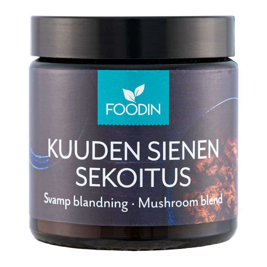 Foodin Kuuden Sienen Sekoitus, Svamp blandning · Mushroom blend; tumma, lieriömäinen purkki mattapinnalla; etiketissä sinistä ja valkoista groteskitekstiä; vaalea, hyvin valaistu tausta, ei ihmisiä tai käsiä; kuusi eri sientä sisältävä sekoitus korostettu etiketissä.